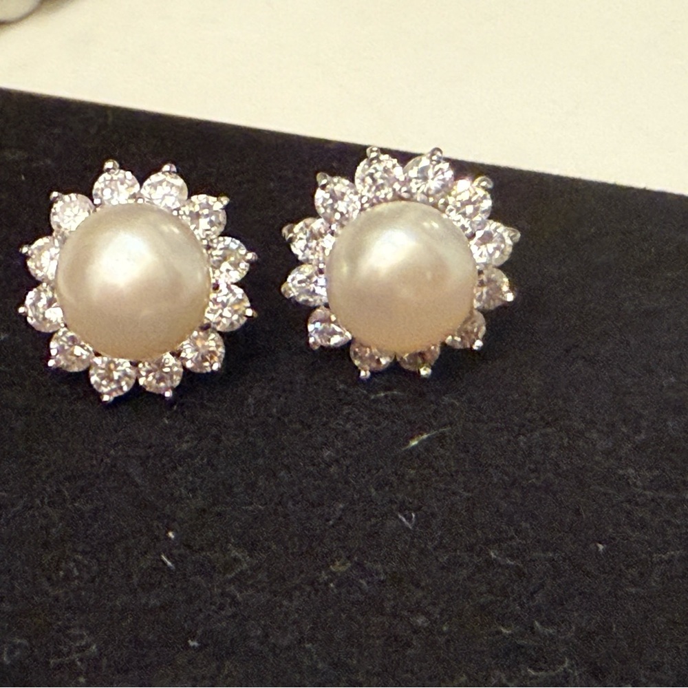 Elegant Pearl & CZ Flower Stud Earrings – Classic Sparkle, Never Worn QVC💫